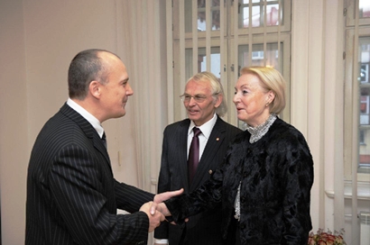 Senato pirmininkė D. Kšanienė bei KU Rektorius prof. V. Žulkus priima V. Lygnugario sveikinimus, 2011-02-11